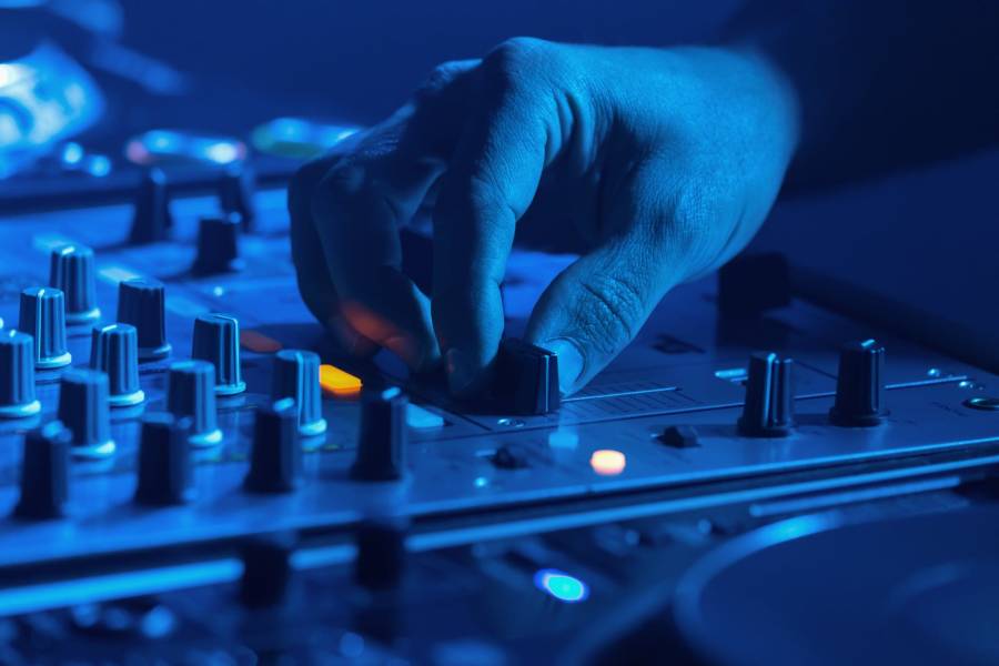 dj zapewniajacy muzyke na weselu